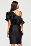 Robe de cocktail moulante noire en satin à volants