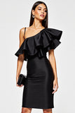 Robe de cocktail moulante noire en satin à volants