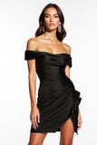Robe de cocktail noire moulante en satin à épaules dénudées avec fente