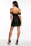 Robe de cocktail noire moulante en satin à épaules dénudées avec fente