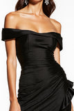 Robe de cocktail noire moulante en satin à épaules dénudées avec fente