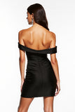 Robe de cocktail noire moulante en satin à épaules dénudées avec fente