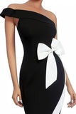 Robe de cocktail moulante noire et blanche à une épaule avec nœud
