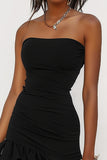 Robe de cocktail noire sans bretelles haute et basse à volants