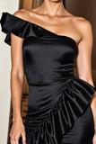Robe de cocktail moulante noire à volants à une épaule