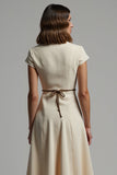 Robe de travail midi à revers crantés en satin abricot avec manches