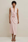 Robe de travail moulante à revers en satin rose avec noeud