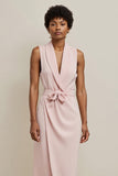 Robe de travail moulante à revers en satin rose avec noeud