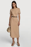 Robe de travail mi-longue moulante en satin camel avec manches