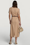 Robe de travail mi-longue moulante en satin camel avec manches
