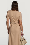 Robe de travail mi-longue moulante en satin camel avec manches