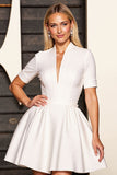 Robe courte blanche à col en V à manches longues