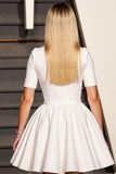 Robe courte blanche à col en V à manches longues