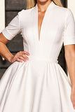 Robe courte blanche à col en V à manches longues