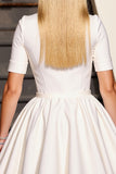 Robe courte blanche à col en V à manches longues