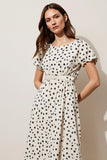 Robe de travail midi à pois blancs à manches courtes