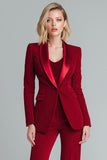 Costume femme deux pièces rouge ajusté à revers avec châle