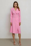 Robe de travail mi-longue moulante rose à revers crantés avec ceinture