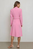 Robe de travail mi-longue moulante rose à revers crantés avec ceinture