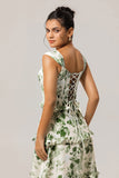Corset à volants floral vert Une longue robe de demoiselle d’honneur