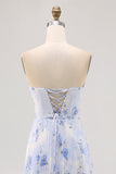 Bleu Floral Une ligne sans bretelles plissée longue robe de demoiselle d’honneur
