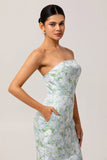 Robe de demoiselle d’honneur sans bretelles imprimée florale blanche et bleue