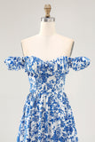 Robe d’invitée de mariage bleue imprimée à volants à épaules dénudées avec fente