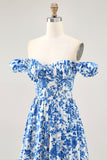 Robe d’invitée de mariage bleue imprimée à volants à épaules dénudées avec fente