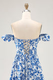 Robe d’invitée de mariage bleue imprimée à volants à épaules dénudées avec fente