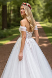 Corset ivoire à épaules dénudées Une robe de mariée à application de ligne