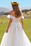 Robe de mariée corset ivoire appliqué à l’épaule dénudée