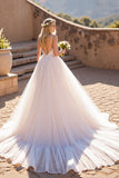 Une robe de mariée à col en V ivoire appliquée
