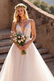 Une robe de mariée à col en V ivoire appliquée