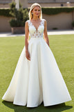 Robe de mariée longue en satin ivoire à col en V