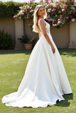 Robe de mariée longue en satin ivoire à col en V