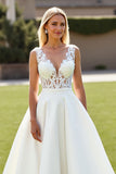 Robe de mariée longue en satin ivoire à col en V