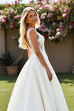 Robe de mariée longue en satin ivoire à col en V