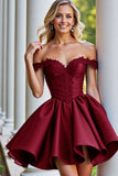 Robe courte de bal en satin bordeaux avec appliques