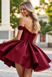 Robe courte de bal en satin bordeaux avec appliques