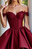 Robe courte de bal en satin bordeaux avec appliques
