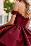Robe courte de bal en satin bordeaux avec appliques