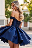 Robe courte de bal en satin bordeaux avec appliques