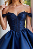 Robe courte de bal en satin bordeaux avec appliques