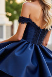 Robe courte de bal en satin bordeaux avec appliques