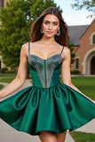 Robe de bal courte en satin vert foncé avec perles