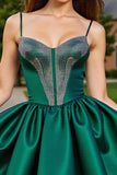 Robe de bal courte en satin vert foncé avec perles