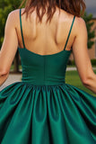 Robe de bal courte en satin vert foncé avec perles