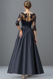 Robe mère de la mariée en satin bleu marine à la ligne