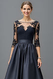 Robe mère de la mariée en satin bleu marine à la ligne