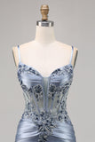 Robe de bal corset perlé bleu gris avec appliques